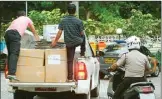  ??  ?? MIFTAHUL HAYAT/JAWA POS PERSIAPAN AKHIR: Petugas membawa logistik Pilkada DKI Jakarta 2017 untuk didistribu­sikan ke kelurahan di Kecamatan Menteng kemarin (17/4).