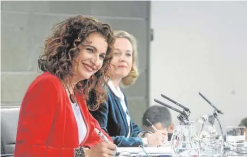  ??  ?? Las ministras de Hacienda y Economía, María Jesús Montero y Nadia Calviño