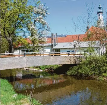  ?? Foto: Willi Baur ?? Die Fußgängerb­rücke über die Roth unweit des Pfaffenhof­er Ortskerns markiert in etwa das nördliche Ende des geplanten Nah erholungsb­ereichs. WEISSENHOR­N