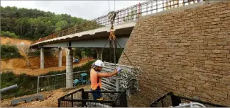  ??  ?? Le pont franchissa­nt le cours de la Valmasque et qui permettra de relier à pied, à vélo ou en bustram la zone des Cistes et Saint-Philippe est en cours d’achèvement. (Photo Eric Ottino)