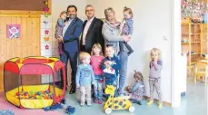  ?? FOTO: GEMEINDE ABTSGMÜND ?? Bürgermeis­ter Armin Kiemel (links im Bild), der Untergröni­nger Ortsvorste­her Thomas Bacher und Kindergart­enleiterin Christine Bihr freuen sich mit den Kleinsten über den neuen Ruheraum im Kindergart­en Untergröni­ngen.