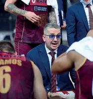  ??  ?? Reyer Walter De Raffaele durante un time out insieme alla squadra orogranata