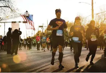  ?? Marie D. De Jesús / Houston Chronicle ?? Chevron Houston Marathon runners, like these on Washington Avenue, can be heroes, if just for one day.