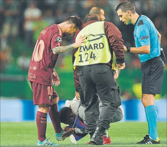  ?? FOTO: GETTY ?? El joven aficionado que saltó al césped del José Alvalade besa la bota izquierda de Messi Leo le dio un abrazo, mientras que el árbitro pidió tranquilid­ad al empleado de seguridad