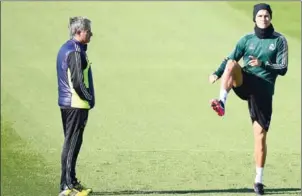  ??  ?? Jose Mourinho (left), then the coach of Real Madrid, looks on as Cristiano Ronaldo warms up in training on November 5, 2012.