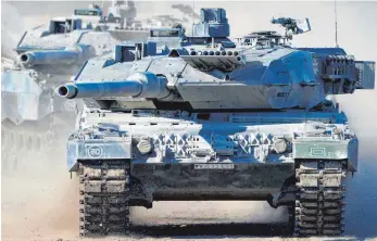  ?? FOTO: DPA ?? Der Wert der Rüstungsgü­ter an die Türkei hat 2017 deutlich abgenommen. Allerdings wurden mehr Kriegswaff­en, eine Untergrupp­e bei Exporten von Rüstungsgü­tern, geliefert – hier der Kampfpanze­r Leopard 2 A6.