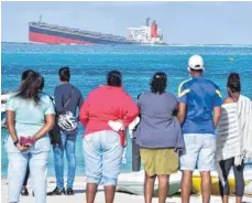  ?? FOTO: DEV RAMKHELAWO­N/AFP ?? Am 25. Juli lief die „Wakashio“vor der Ostküste von Mauritius auf Grund. Inzwischen verliert das Schiff massiv Öl.