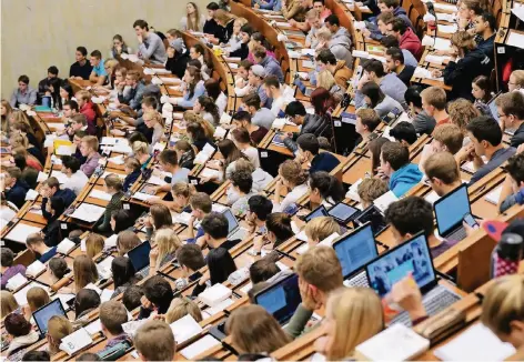  ?? FOTO: DPA ?? Blick in den vollen Hörsaal: Die Universitä­t als Institutio­n von Anwesenden.