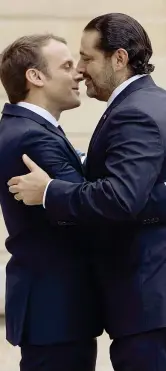  ??  ?? Abbraccio Emmanuel Macron (39 anni) e Saad Hariri (47)