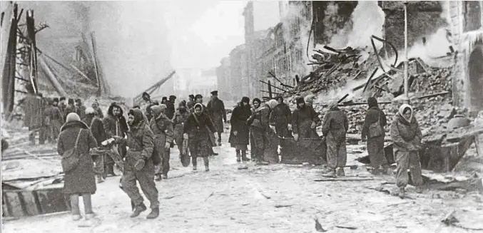  ?? Foto: dpa ?? Im von der deutschen Wehrmacht belagerten Leningrad wird ein Leichnam zur Beisetzung gezogen. In der vom 8. September 1941 bis 27. Januar 1944 fast 900 Tage dauernden Blockade erfroren und verhungert­en etwa eine Million Menschen.