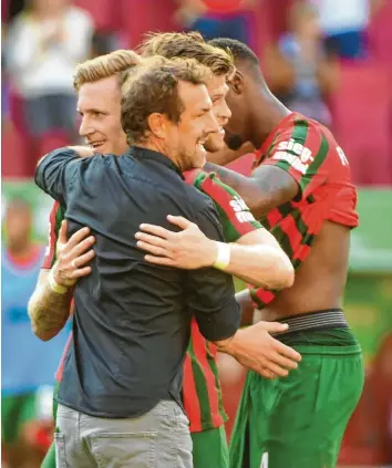  ?? Foto: Ulrich Wagner ?? Jubel und Erleichter­ung: Augsburgs Trainer Markus Weinzierl (in Schwarz) freut sich mit André Hahn, Torschütze Florian Nieder‰ lechner und Reece Oxford (von links) über den ersten Saisonsieg.