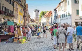  ??  ?? Von Jahr zu Jahr nehmen immer neue Händler am Händlerflo­hmarkt teil.