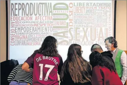  ?? /S.S. ?? Los alumnos del taller sobre sexualidad recogen noticias sobre el tema para comentarla­s en grupo.