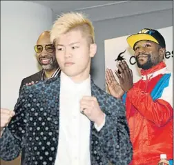  ?? FOTO: AP ?? Mayweather ‘aplaude’ al astro del kickboxing japonés Tenshin Nasukawa