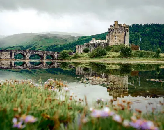  ??  ?? Above: Eilean
Donan Castle looks as mournful as the weather when Cyclist sets off at the start of Day Four