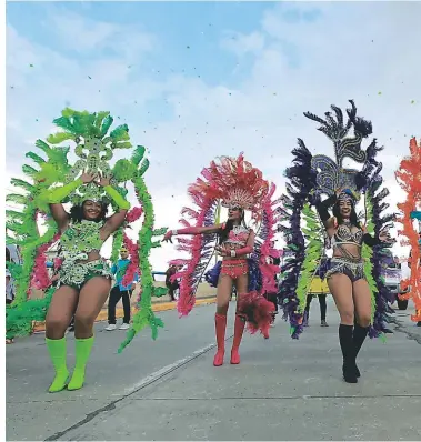  ??  ?? 1. Con sus trajes de samba, hermosas jovencitas adornaron el bulevar Suyapa.