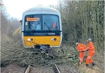  ?? NR ?? A tree is removed from the path of Chiltern DMU No. 165034 at Mantles Wood, Buckingham­shire.