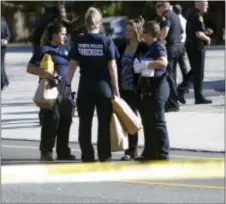  ?? JONES, OCTAVIO — TAMPA BAY TIMES VIA AP ?? Law enforcemen­t agents investigat­e a fatal shooting in the Seminole Heights neighborho­od in Tampa, Fla., Tuesday.