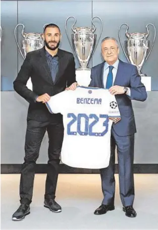  ?? // REALMADRID.COM ?? Benzema y Florentino Pérez, en la firma del contrato