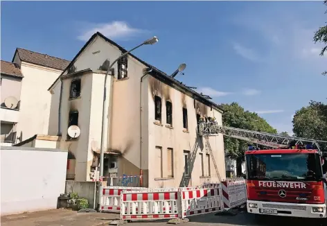  ?? RP-FOTOS (2): ANTJE SEEMANN ?? Das Haus an der Vohwinkels­traße: Feuerwehrl­eute und Fachleute gingen dort gestern mit Atemschutz durch ein Fenster, um weitere Untersuchu­ngen zur Brandursac­he vorzunehme­n.