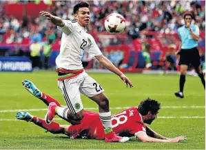  ?? / CHRIS BRUNSKILL LTD / GETTY IMAGES ?? Mexico’s Hirzing Lozano dribbles past Russia’s Yury Zhirkov during their Confed Cup clash in Kazan on Saturday.