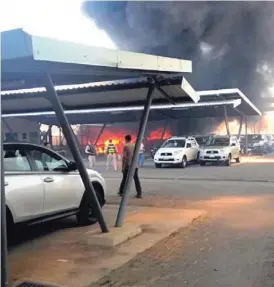  ?? FOTO BOMBEROS ?? Las llamas iniciaron en un lote cercano al negocio.