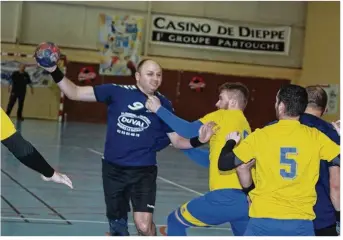  ??  ?? Impossible d’arrêter Paul Grun (auteur de neuf buts) et les Arquais qui continuent leur beau parcours en coupe de France départemen­tale.