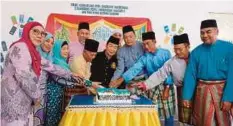  ??  ?? NARODEN (tengah) bersama ahli PBB memotong kek di Majlis Ramah Tamah Aidilfitri Ranting PBB Kampung Tengah Hilir, semalam.