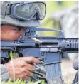  ?? FOTO: DPA ?? Ein Philippini­scher Soldat feuert mit einem Remington M4 Sturmgeweh­r. Der Waffenhers­teller ist insolvent.