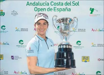  ?? FOTO: LET ?? Azahara Muñoz, con el trofeo de campeona del Open de España, celebrado en el Aloha GC, a escasos 10 minutos de su propia casa
