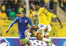  ?? ./Mamelodi Sondowns ?? Abubeker Nasir of Mamelodi Sundows with the ball during their 2-1 defeat against Supersport