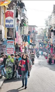  ??  ?? THE MAIN BAZAAR in Palampur, India, is a popular spot. Hand-loom-woven woolens are a regional specialty.