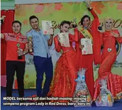  ??  ?? MODEL bersama sijil dan hadiah masing-masing sempena program Lady in Red Dress, baru-baru ini.