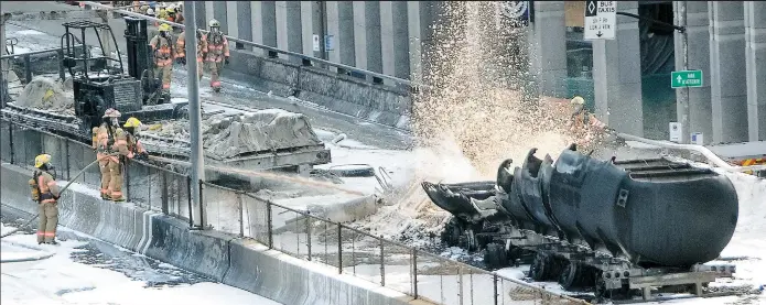  ??  ?? Quelques heures après le début de l’incendie, il ne restait plus que la carcasse métallique des deux camions impliqués. En haut, à gauche, on voit aussi encerclé l’homme qui a tenté de porter secours au chauffeur décédé.