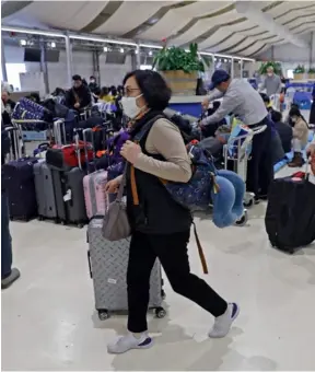  ?? AFP ?? Turistas surcoreana­s dejan Israel el 24 de febrero en la terminal aérea Ben Gurión, en Israel. (Imagen ilustrativ­a).