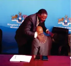  ?? ?? 3Bishop Mavovo Mkhonto prays for Minister of Health, Mduduzi Matsebula during Philani Maswati courtesy visit.