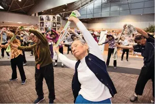  ??  ?? Créneau Le magasin AEon propose des cours de gym aux seniors, un marché porteur.