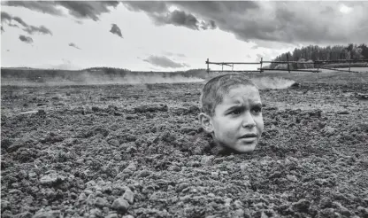  ?? FOTO: FILMIKAMAR­I ?? Petr Kotlár är en liten pojke som utsätts för prövningar.