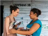  ??  ?? Fantasia e realtà
A sinistra, Angelina Jolie in
Come Away, “prequel” di Peter Pan, in uscita nel 2020. Sopra, in missione in Colombia per UNHCR, che l’ha nominata nel 2001 Ambasciatr­ice di Buona Volontà per il suo impegno a sostegno dei rifugiati.
