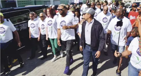  ??  ?? El pelotero Robinson Canó congregó a centeneras de personas a su marcha contra la violencia a la mujer, luego encabezó un acto en la Casa del Voleibol Gioriber Arias.