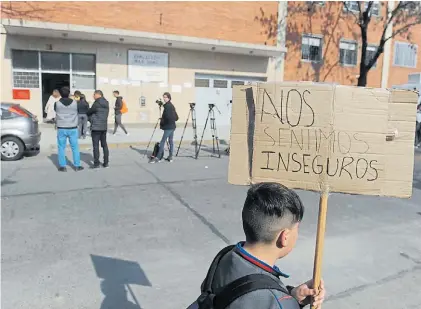  ?? G. R. ADAMI ?? Protestas. Familiares de los alumnos del colegio San José ayer. Acusan al cura Nelson Pérez Jerez.