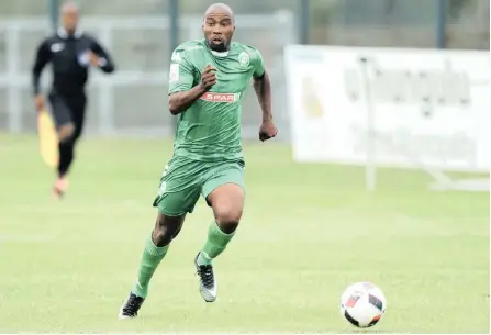  ?? PICTURE: BACKPAGEPI­X ?? OLD MAN’S GAME: Turning 40 in December, Siyabonga Nomvethe, now playing for AmaZulu, is set to be one of the oldest players in Absa Premiershi­p history. He will hope, however, that age will have little bearing on his goal-scoring prowess when the...