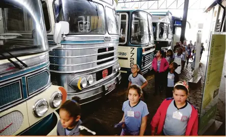  ?? Fotos: MArcos ZAnutto ?? Alunos da Escola Municipal Geni Ferreira voltaram no tempo para conhecer os ônibus que transporta­ram milhares de passageiro­s em décadas passadas