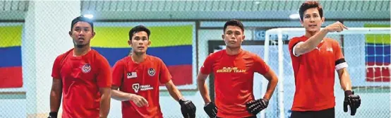  ?? — Mhc ?? Out to win: Former national senior field hockey players ashran hamsani (second from left) and aminuddin Zain (right) are among the players training for the Indoor asia cup.