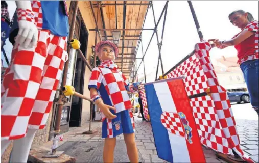  ??  ?? EL NEGOCIO DEL AÑO. Las tiendas de souvenirs de Zagreb han triplicado las ventas gracias al papel de Croacia en el Mundial.