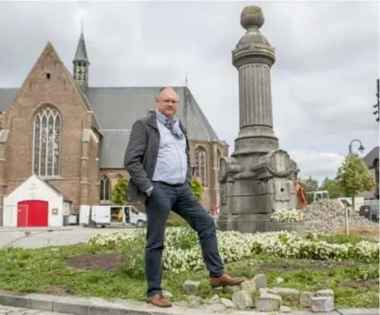  ??  ?? Voormalig burgemeest­er Michel Meeus ziet de kracht van veranderin­g niet. “Het gaat te traag, deze pomp staat daarvoor symbool.”