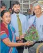  ?? HT PHOTO ?? Dr Vandana Bansal presenting bouquet to Dr Dhananjay Gupta at Jeevan Jyoti Hospital