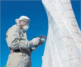  ??  ?? Arte en vivo. Los escultores trabajan a cielo abierto ante el público.