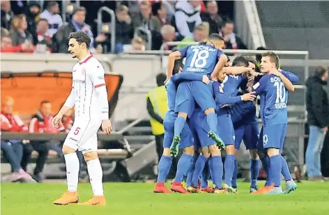  ?? FOTO: FALK JANNING ?? Fortunas Kaan Ayhan (l.) lässt den Kopf hängen, während die Bochumer über ihren Torerfolg jubeln. Ayhan sah in der 88. Minute Gelb-Rot.