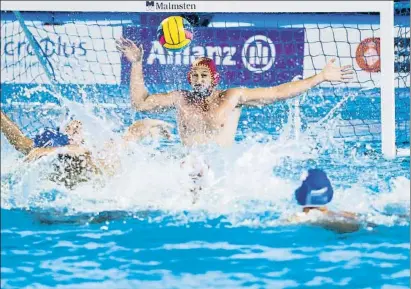  ?? LLIBERT TEIXIDÓ ?? El meta Pinedo, en una acción del partido de cuartos de final, anoche en Montjuïc